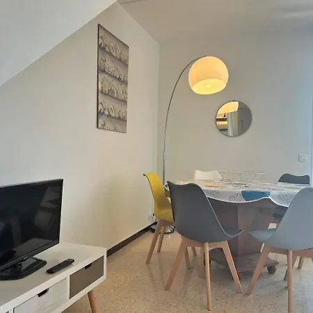 Renove 3 Pieces, Terrasse, Parking Et Climatisation, Proche Centre Et Au Lavandou - Fr-1-251-513 Apartment *